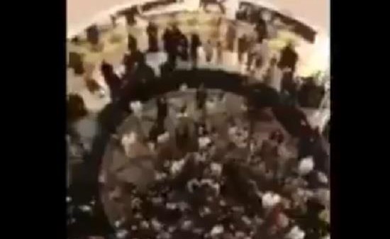 بعد ما سبّبه من جدل.. مصادر تكشف ملابسات مقطع إلقاء أموال على متجمهرين في أحد الفنادق بالقصيم