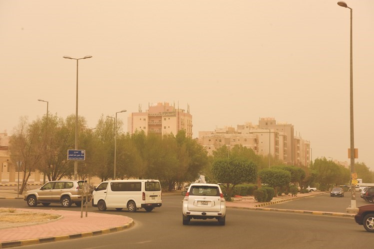 بالفيديو.. «البوارح» لفّت الكويت بالغبار.. وتوقعات باستمرارها حتى نهاية الأسبوع المقبل