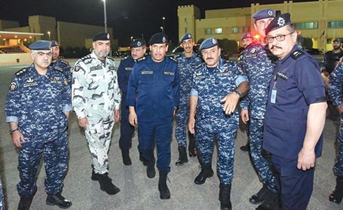 وكيل وزارة الداخلية بالتكليف خلال زياته للقوات الخاصة بحضور اللواء جمال الصايغ