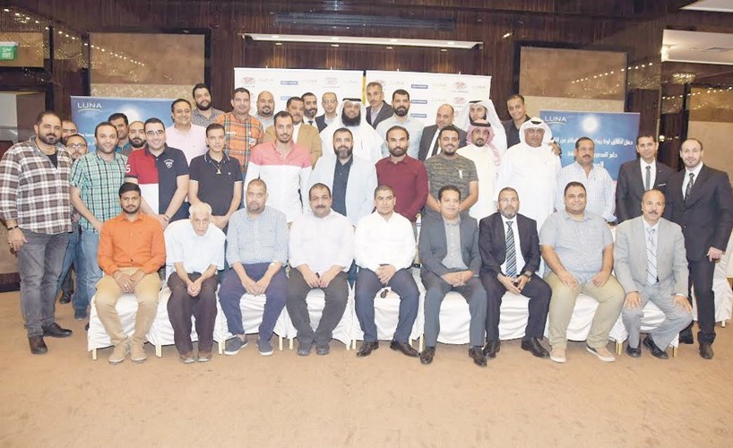 لقطة جماعية لشركاء النجاح يتوسطهم حمد الحمدان ووليد خفاجي ﻿