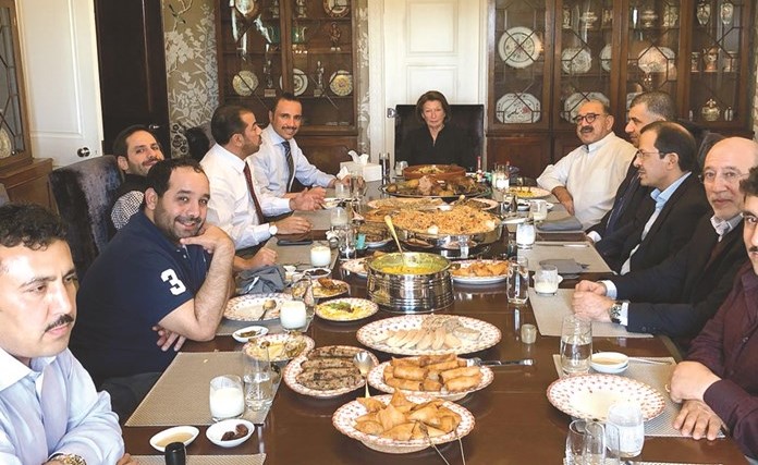 الرئيس الغانم والشيخ ناصر صباح الأحمد خلال مأدبة الغداء﻿