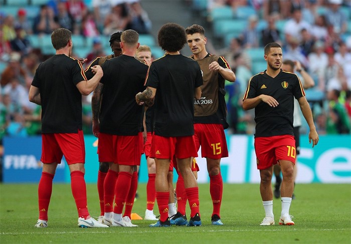 عملية إحماء بعض لاعبي المنتخب البلجيكي