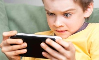 بالفيديو.. دراسة: كم ساعة يقضيها الأطفال فى ممارسة ألعاب الفيديو؟