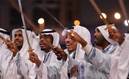 بالفيديو.. أميركيات يؤدين «العرضة» السعودية