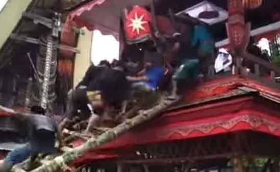 مأساة.. إندونيسي راح ليشيع والدته فسُحق تحت تابوتها