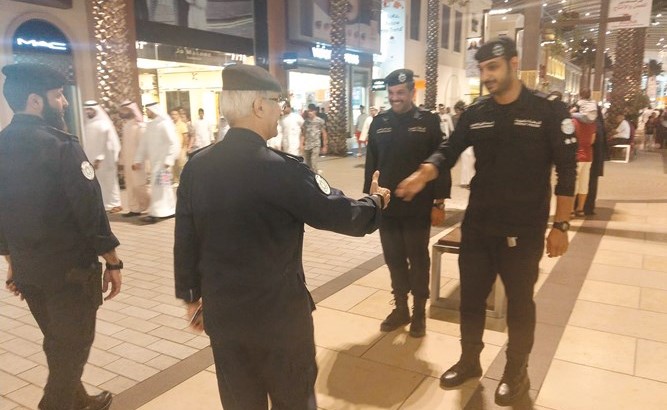 اللواء الطراح لدى تفقده احد المجمعات التجارية في الفروانية﻿