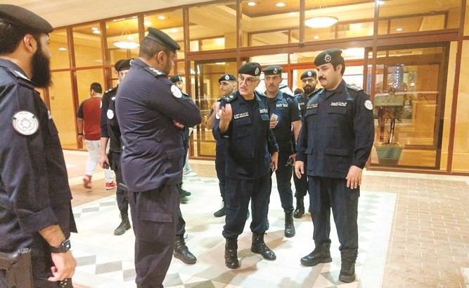 الوكيل المساعد للامن العام اللواء الطراح متحدثا مع العقيدين ناصر العدواني وخالد ابوناشي﻿