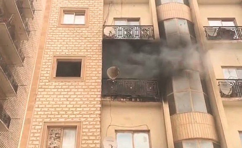 الأدخنة تخرج من أحد المنافذ للمبنى﻿