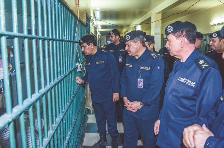 وكيل وزارة الداخلية المكلف الفريق عصام النهام أثناء جولة في احد عنابر السجن المركزي بحضور اللواءين المهنا والصايغ﻿