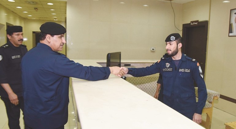 الفريق النهام خلال جولة في احد المواقع الأمنية بحضور اللواء عابدين العابدين﻿