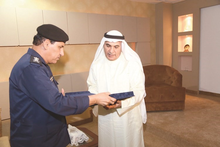 اللواء خالد الديين يقدم احد الكتيبات عن الأمن الجنائي للفريق عصام النهام﻿