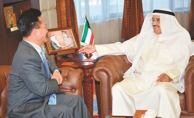 الفريق أول أحمد الرجيب مستقبلا سفير كوريا الديموقراطية الشعبية لدى البلاد جون ميونغ تشوك﻿