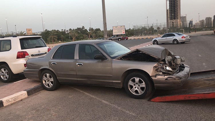 بالفيديو.. ضبط مركبة بدون لوحات معدنية اصطدم قائدها بعدة مركبات على طريق الفحيحيل