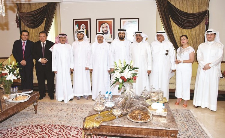  السفير الإماراتي رحمة الزعابي متوسطا نائب رئيس التحرير الزميل عدنان الراشد والزميل سعد العلي وعددا من الحضور	(أحمد علي) ﻿