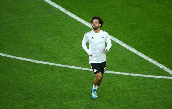 النجم المصري محمد صلاح يُجري عملية الإحماء