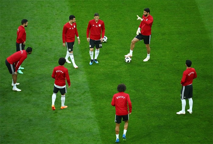 لاعبو المنتخب المصري يجرون عملية الإحماء