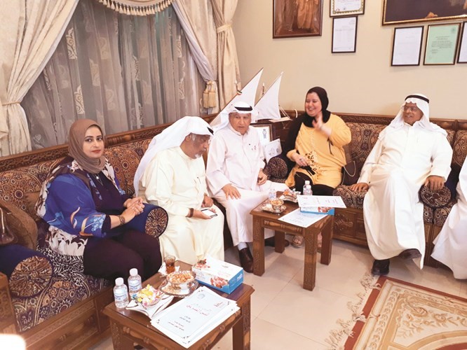محمد الخضر والفنان عادل المشعل وجانب من الحضور﻿