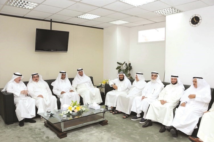 د.فهد العفاسي وم.فريد عمادي وعبداللطيف السريع والمستشار عبدالرحمن النمش وعدد من المهنئين  ﻿