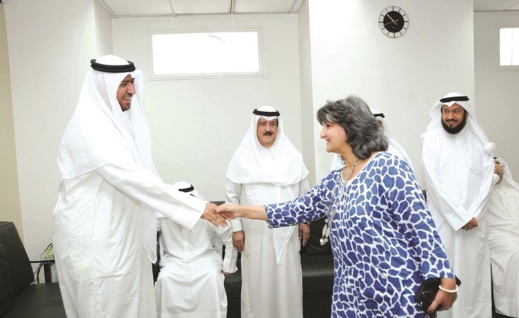 د. العفاسي يتلقى التهاني من الوكيلة هبة العبدالجليل ويبدو الوكيل المساعد د.وليد الشعيب ﻿