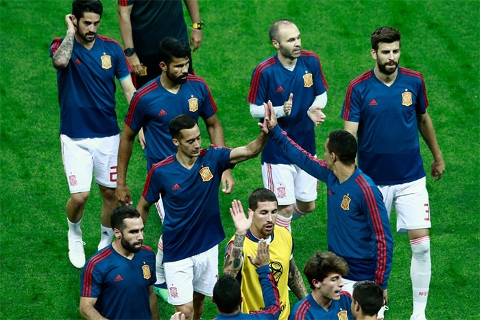 جانب من عملية إحماء المنتخب الإسباني