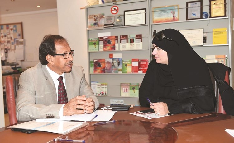 د.راشد العويش متحدثا للزميلة حنان عبدالمعبود -(متين غوزال) ﻿