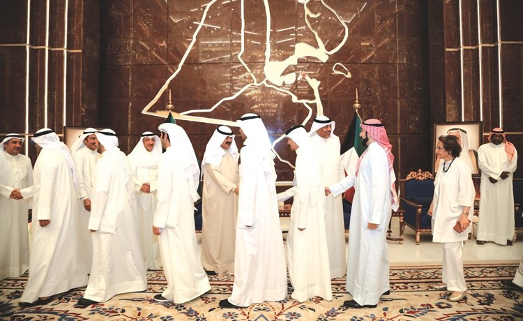 الشيخ صباح الخالد وخالد الجارالله خلال استقبال المهنئين بمناسبة عيد الفطر ﻿