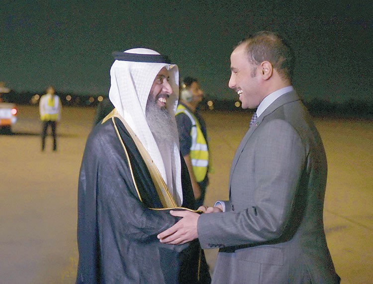 مرزوق الغانم مصافحا علام الكندري