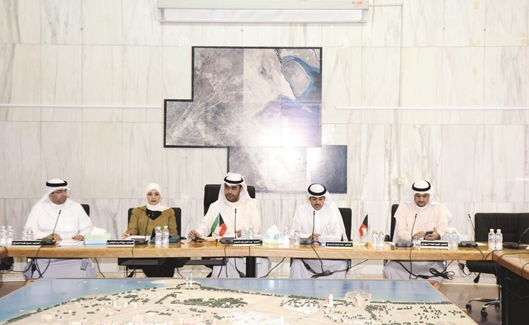 عبدالعزيز المعجل مترئسا اجتماع اللجنة الفنية -(محمد هنداوي) ﻿