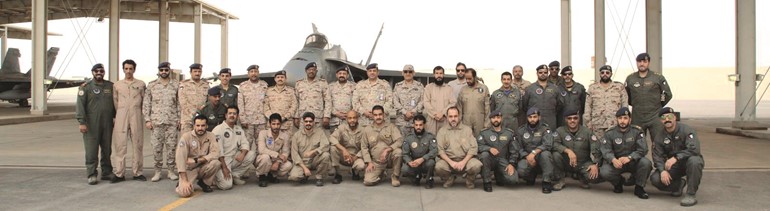 اللواء الركن طيار عبدالله الفودري مع عدد من اعضاء القوة الجوية ﻿