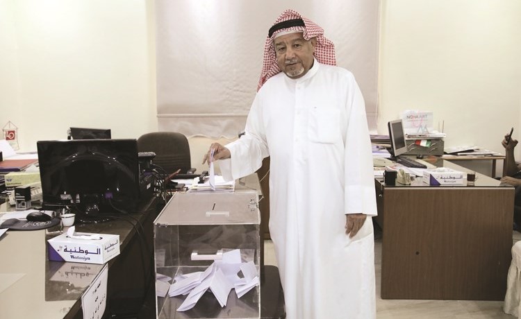 ناخب يدلي بصوته ﻿
