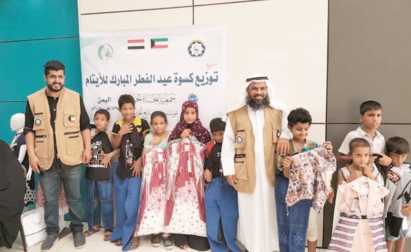 القحطاني يشرف على توزيع الكسوة للأيتام والفقراء﻿