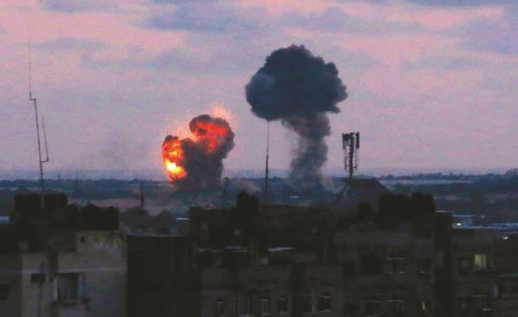 دخان كثيف ونيران تتصاعد جراء القصف الاسرائيلي لقطاع غزة امس(ا.ف.پ)﻿
