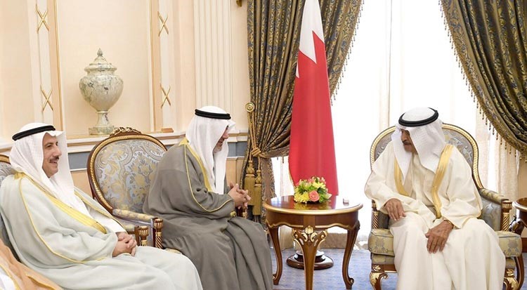  رئيس الوزراء البحريني الأمير خليفة بن سلمان مستقبلا الشيخ فهد الجابر والسفير الشيخ عزام الصباح 