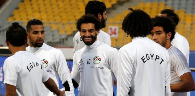 محمد صلاح ينفي وجود خلافات بين لاعبي المنتخب: الفريق "موحد ومتماسك"