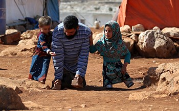 فيديو مؤثر لطفلة سورية تمشي بواسطة "عبوات بلاستيكية" بعد بتر قدميها يُشعل مواقع التواصل