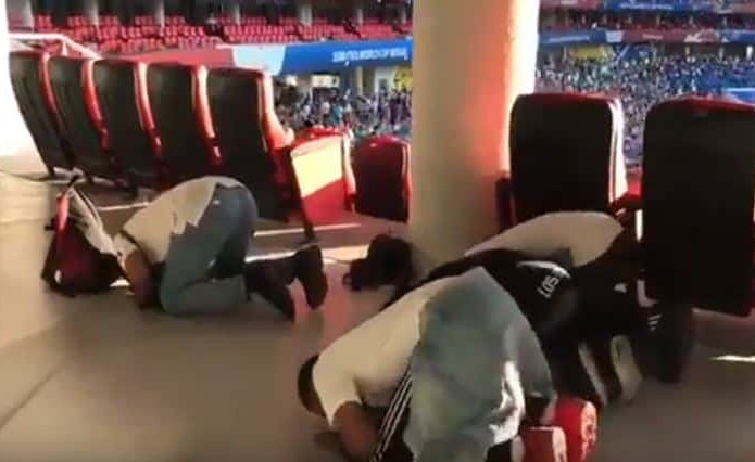 بالفيديو.. مشجعون سعوديون يؤدون الصلاة أثناء مباراة المنتخب أمام الأوروغواي
