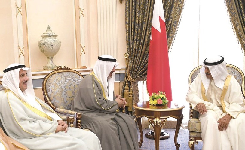 الأمير خليفة بن سلمان مستقبلا الشيخ فهد الجابر بحضور السفير الشيخ عزام الصباح﻿