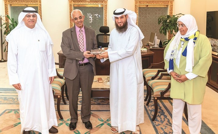 الأمين العام لمجلس الأمة علام الكندري خلال استقباله المستشار محمد سالم ويبدو عادل اللوغاني ونادية القطامي﻿