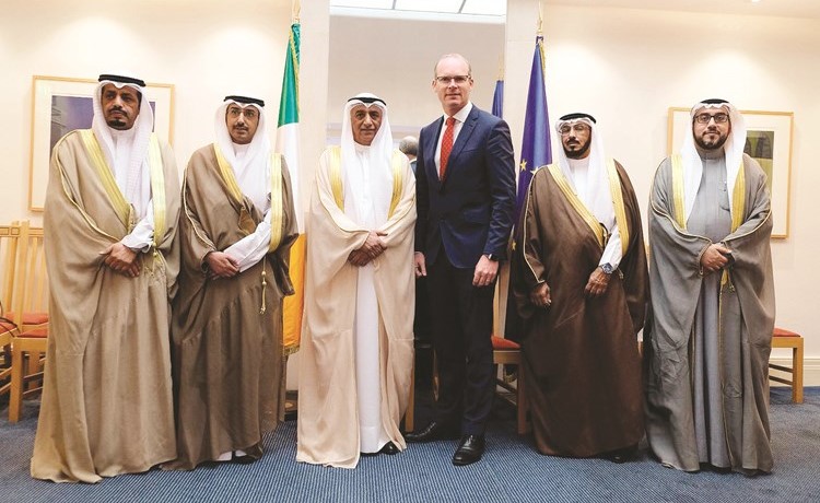 شعيب المويزري وأسامة الشاهين وسعود الشويعر وعبدالوهاب البابطين وماجد المطيري مع نائب رئيس الوزراء ووزير الخارجية الايرلندي سايمون كوفيني﻿