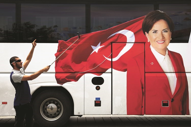 تركي يلتقط سيلفي أمام حافلة تحمل صورة مرشحة المعارضة ميرال اكشينارفي اسطنبول(رويترز) ﻿