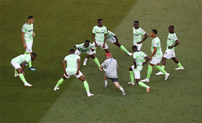 لاعبو المنتخب النيجيري أثناء عملية الإحماء