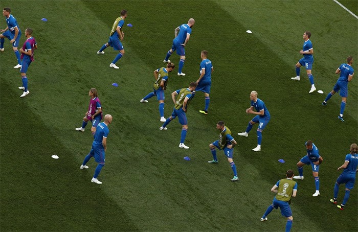 لاعبو المنتخب الأيسلندي أثناء عملية الإحماء