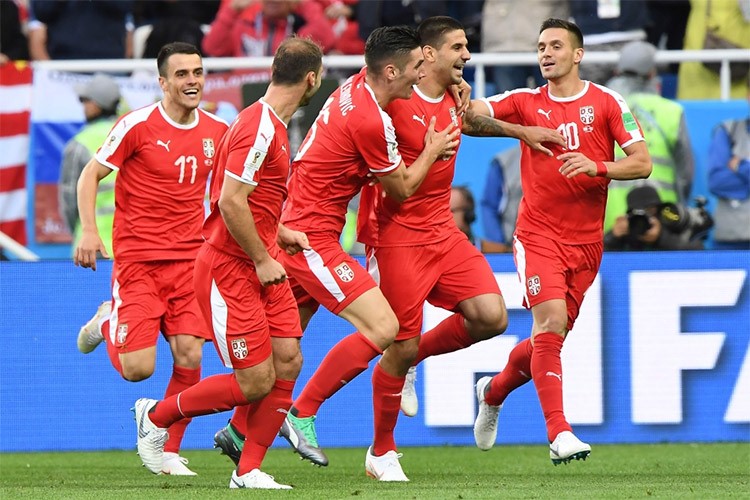 لاعب سويسرا شيردان شاكيري يسجل الهدف الثاني في مرمى صربيا