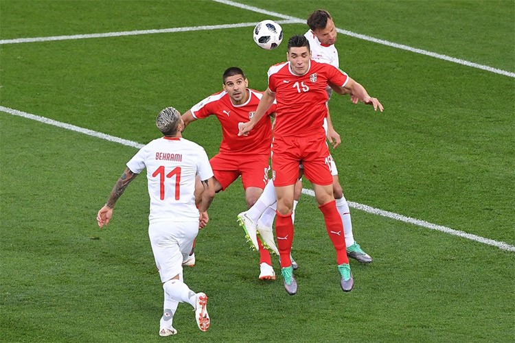 لاعب سويسرا شيردان شاكيري يسجل الهدف الثاني في مرمى صربيا