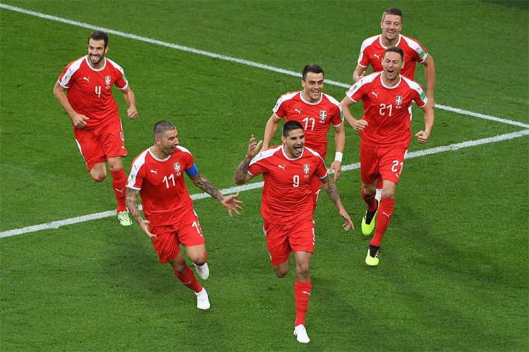 لاعب سويسرا شيردان شاكيري يسجل الهدف الثاني في مرمى صربيا