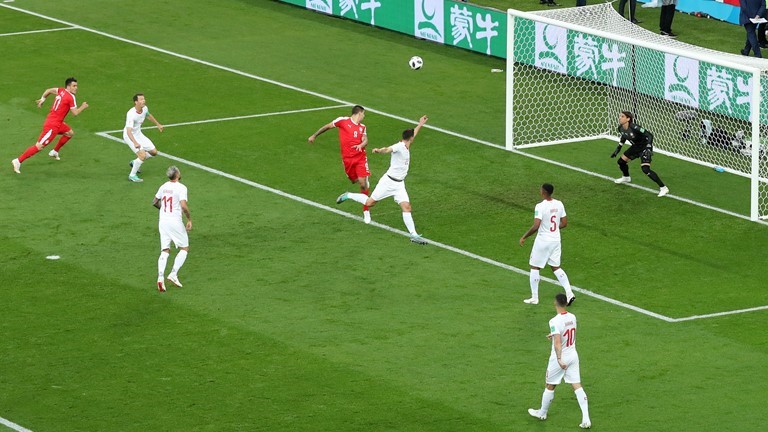 لاعب سويسرا شيردان شاكيري يسجل الهدف الثاني في مرمى صربيا