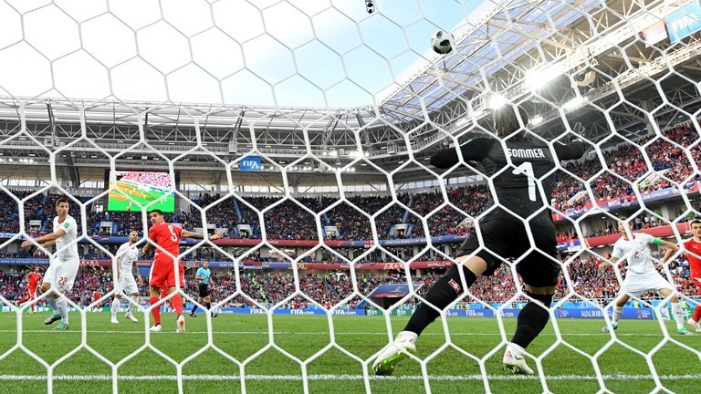 لاعب سويسرا شيردان شاكيري يسجل الهدف الثاني في مرمى صربيا