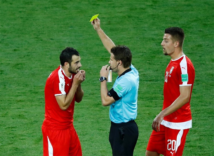 لاعب سويسرا شيردان شاكيري يسجل الهدف الثاني في مرمى صربيا