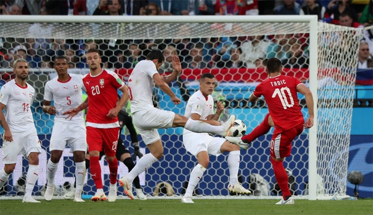 لاعب سويسرا شيردان شاكيري يسجل الهدف الثاني في مرمى صربيا