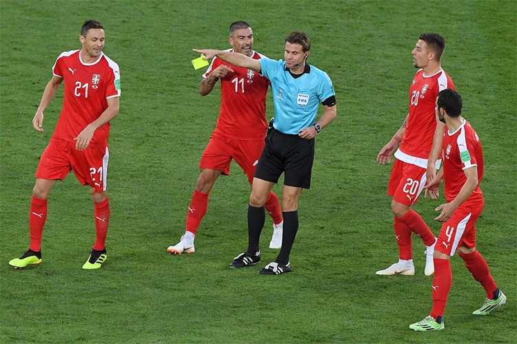 لاعب سويسرا شيردان شاكيري يسجل الهدف الثاني في مرمى صربيا